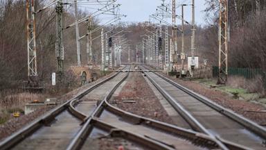 Leere Bahngleise auf der Strecke zwischen Berlin und Cottbus