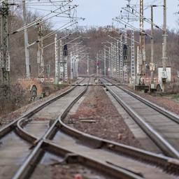 Leere Bahngleise auf der Strecke zwischen Berlin und Cottbus