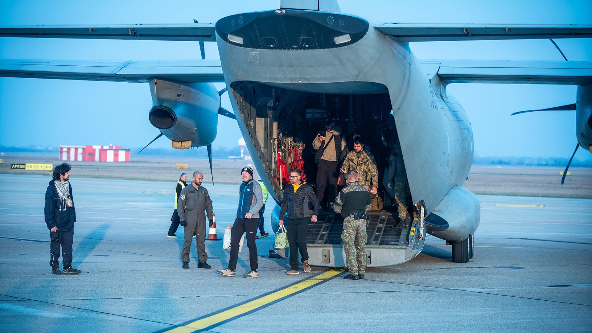 Menschen steigen aus einem Flugzeug der slowakischen Streitkräfte aus, das aus Aqaba (Jordanien) in Bratislava (Slowakei) angekommen ist. | EPA