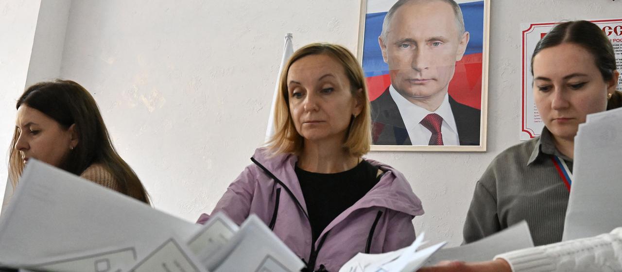 Mitglieder einer lokalen Wahlkommission zählen die Stimmen der russischen Parlamentswahl in Donezk.