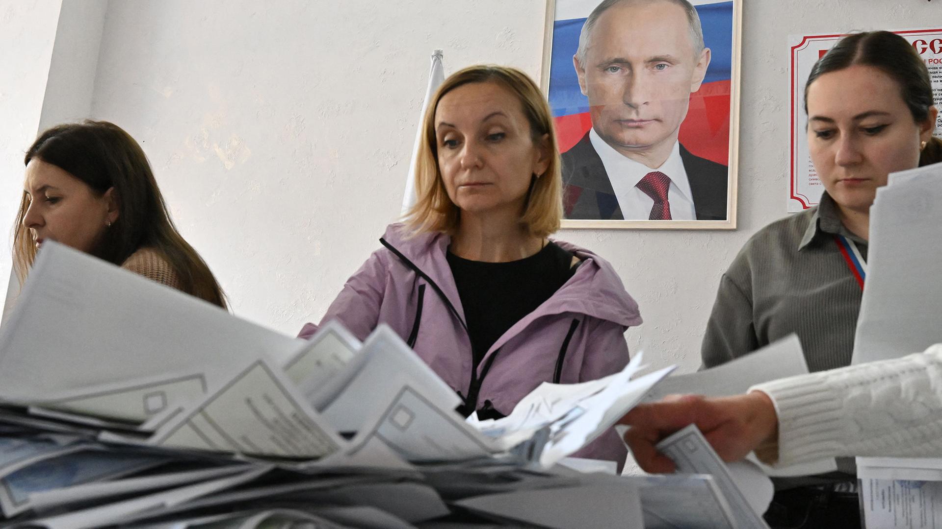 Mitglieder einer lokalen Wahlkommission zählen die Stimmen der russischen Parlamentswahl in Donezk. | AFP