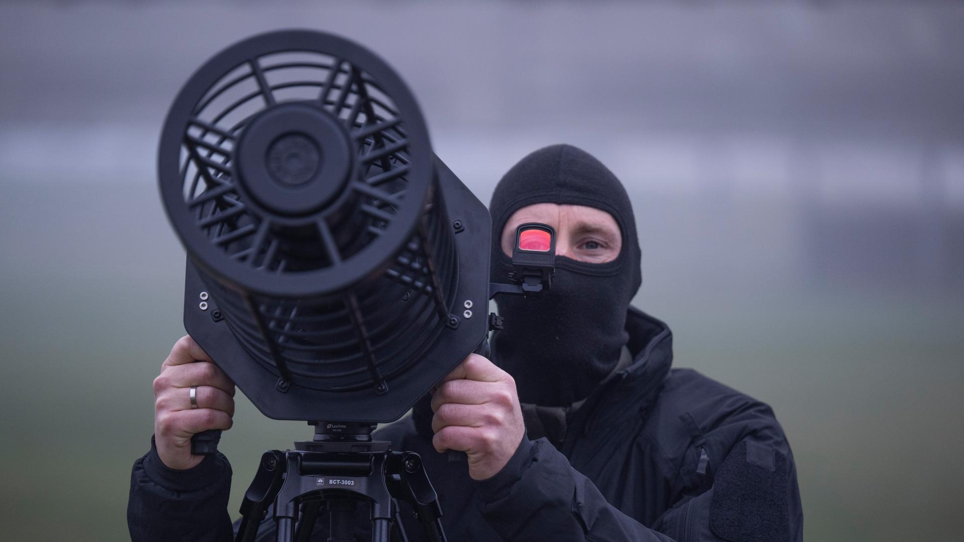 Beamte des Spezialeinsatzkommandos der Polizei simulieren die Bekämpfung einer Drohne. | dpa