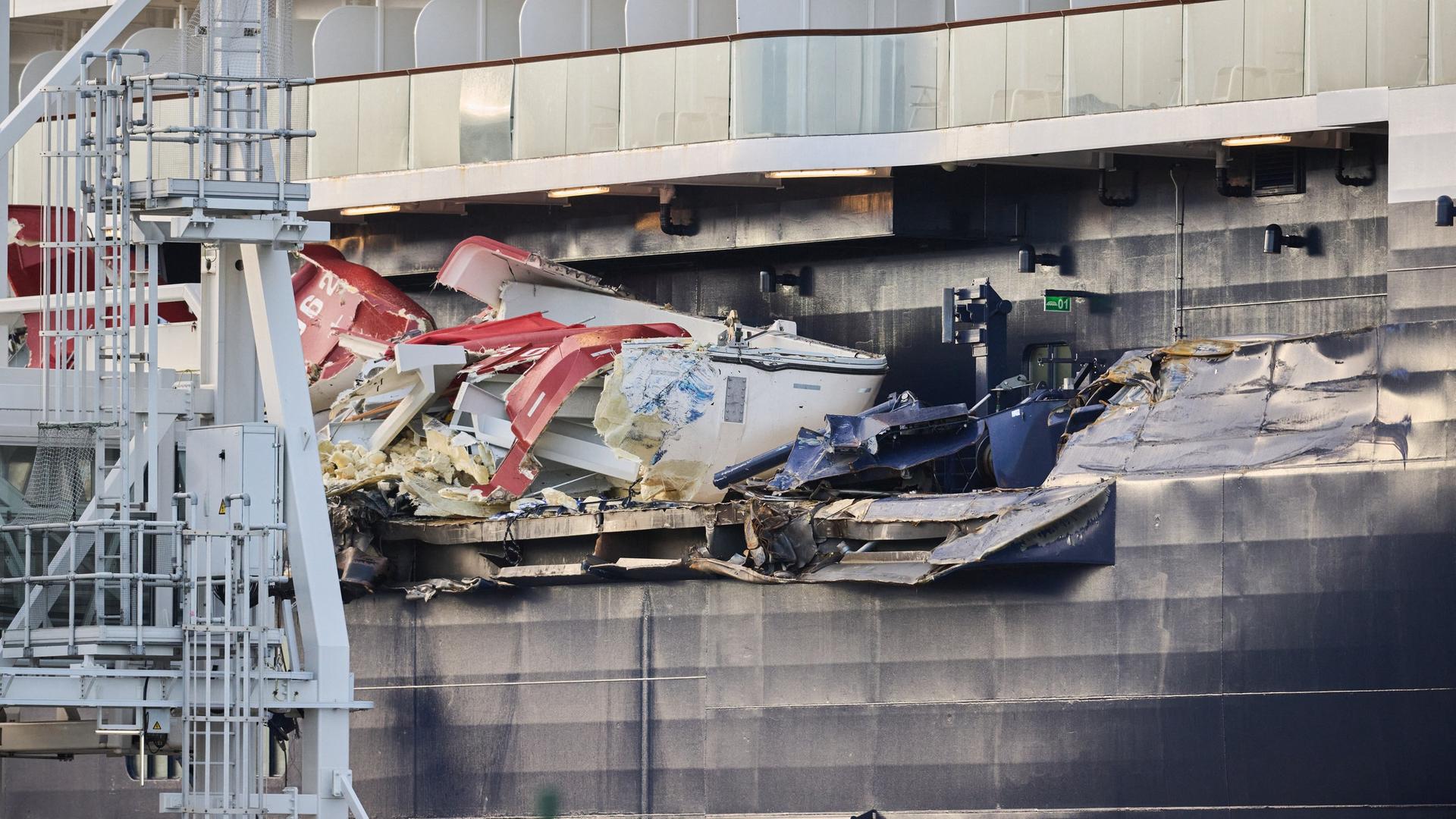 Kreuzfahrtschiff rammt zwei Containerschiffe in Bremerhaven