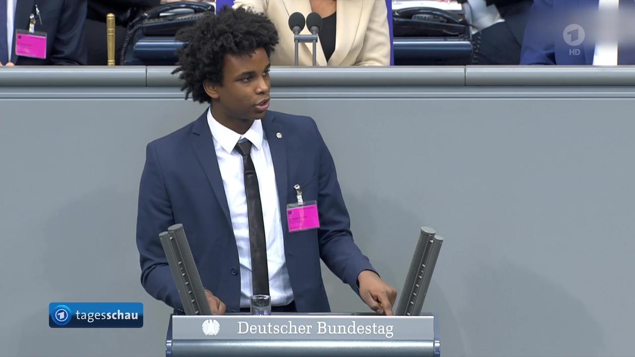 Bei der Veranstaltung "Jugend und Parlament" bekommen junge Erwachsene Einblicke in die parlamentarische Arbeit | tagesschau.de