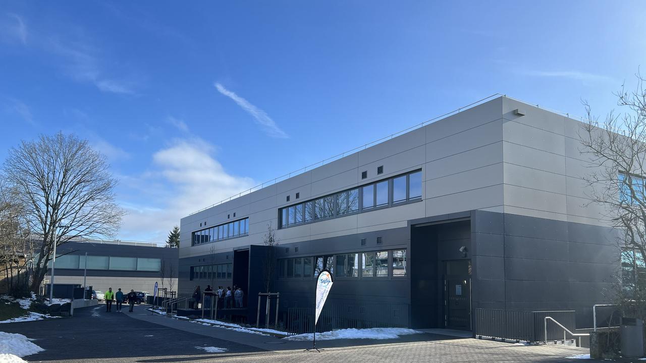 ヘッセン州: 現代の学校への借金: ホッホタウヌスクライスは学校建設に多額の資金を投資