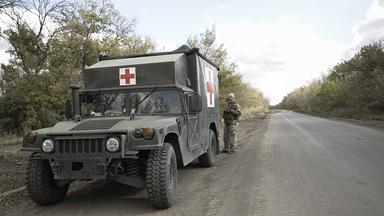 Ein Sanitäter neben einem Krankentransporter der ukrainischen Armee in der Nähe der Stadt Awdijiwka