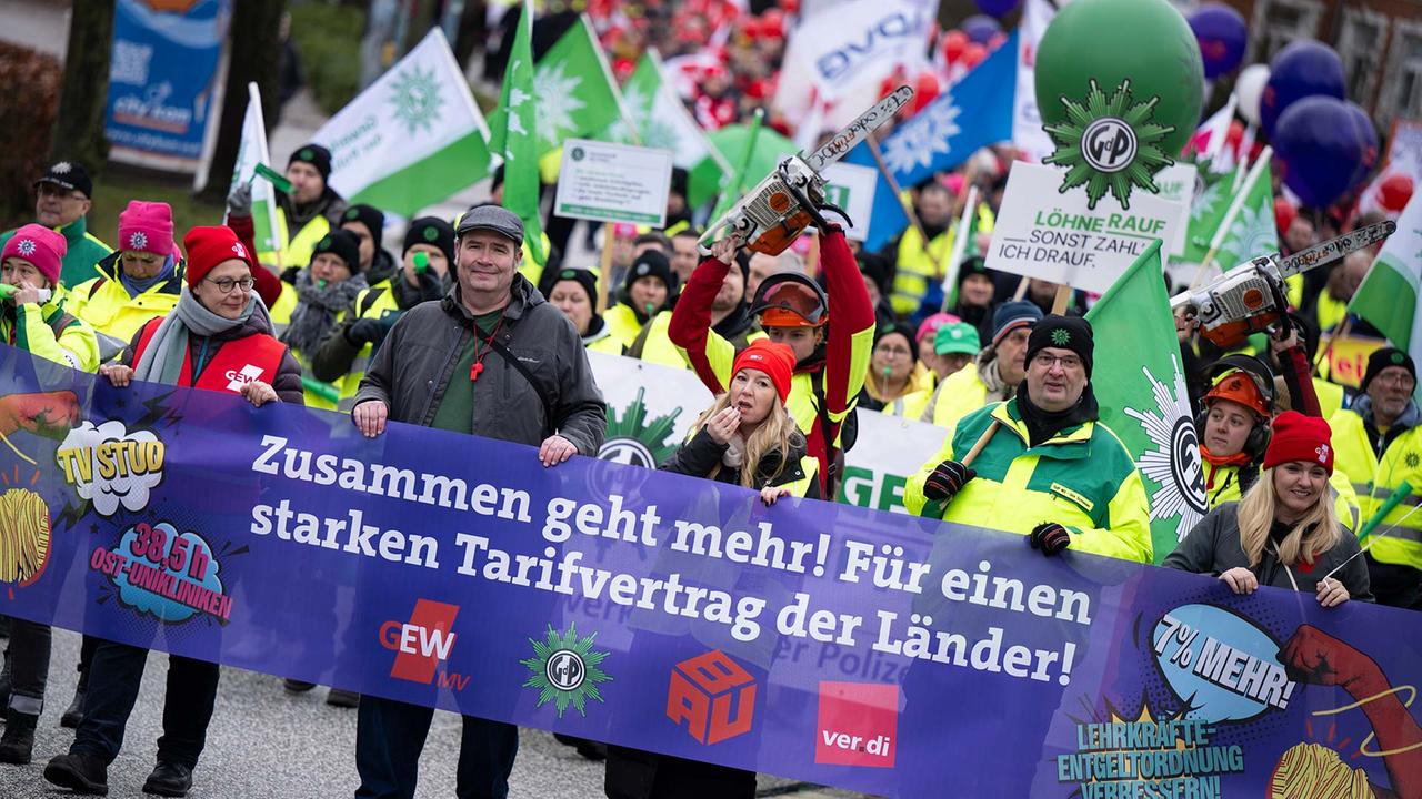 Öffentlicher Dienst: Gewerkschaften drohen mit Warnstreiks