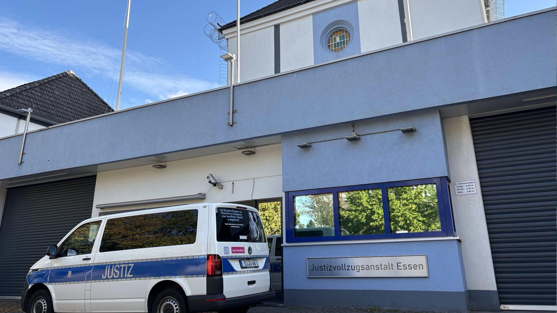 Mitarbeiter soll Waren an Häftlinge verkauft haben