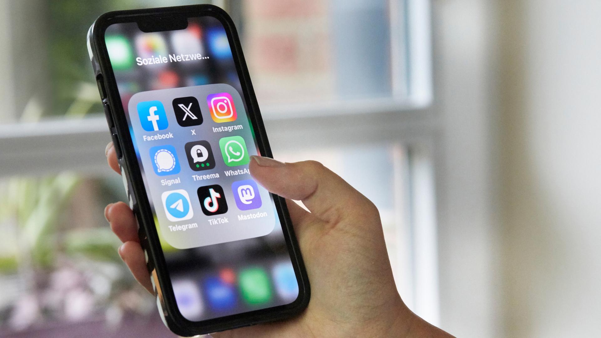Auf dem Display eines Handys sind unterschiedliche Social-Media-Apps zu sehen. | ARD-aktuell / Manuela Korinth