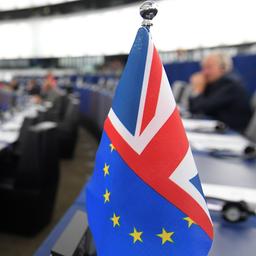 Geteilte Flagge der EU und Großbritanniens