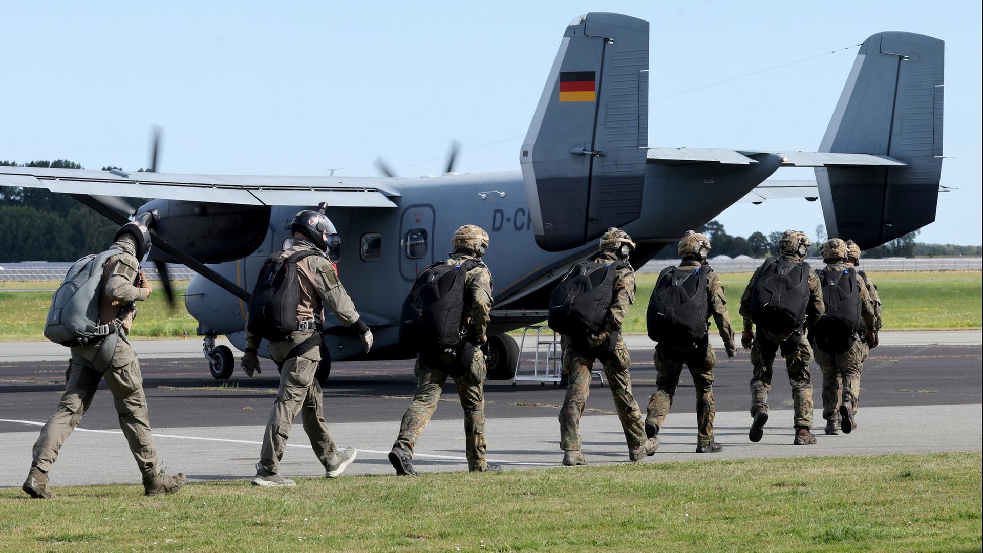 Fallschirmj�ger steigen auf dem Flugplatz Barth in ein Flugzeug | dpa