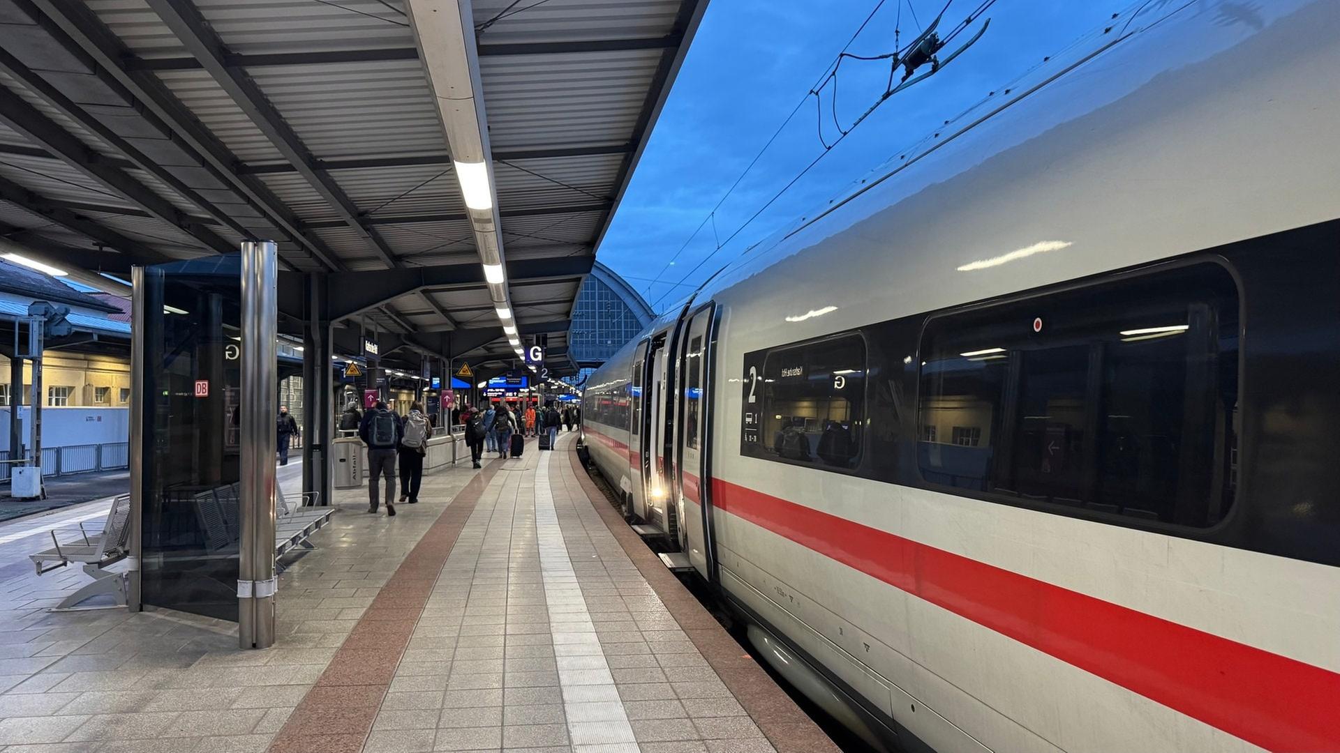 Ein ICE am Hauptbahnhof Karlsruhe - er musste wegen einem Kurzschluss an einer Oberleitung geräumt werden. | SWR