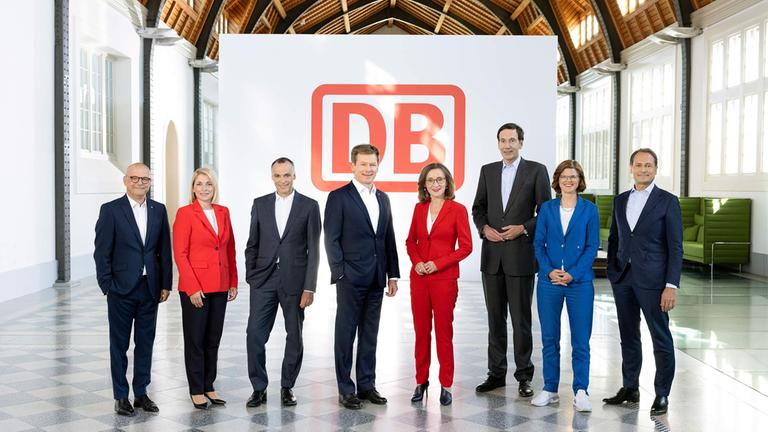 Vorstand Deutsche Bahn AG v.l. Martin Seiler, Vorstand Personal und Recht; Evelyn Palla, Vorstand Regionalverkehr; Berthold Huber, Vorstand Infrastruktur; Dr. Richard Lutz - Vorsitzender des Vorstands der Deutschen Bahn (CEO); Dr. Sigrid Nikutta, Vorstand Güterverkehr der Deutschen Bahn AG Vorsitzende des Vorstands DB Cargo AG; Dr. Levin Holle, Vorstand Finanzen und Logistik (CFO); Dr. Daniela Gerd tom Markotten, Vorstand Digitalisierung und Technik; Dr. Michael Peterson, Vorstand Personenfernverkehr.