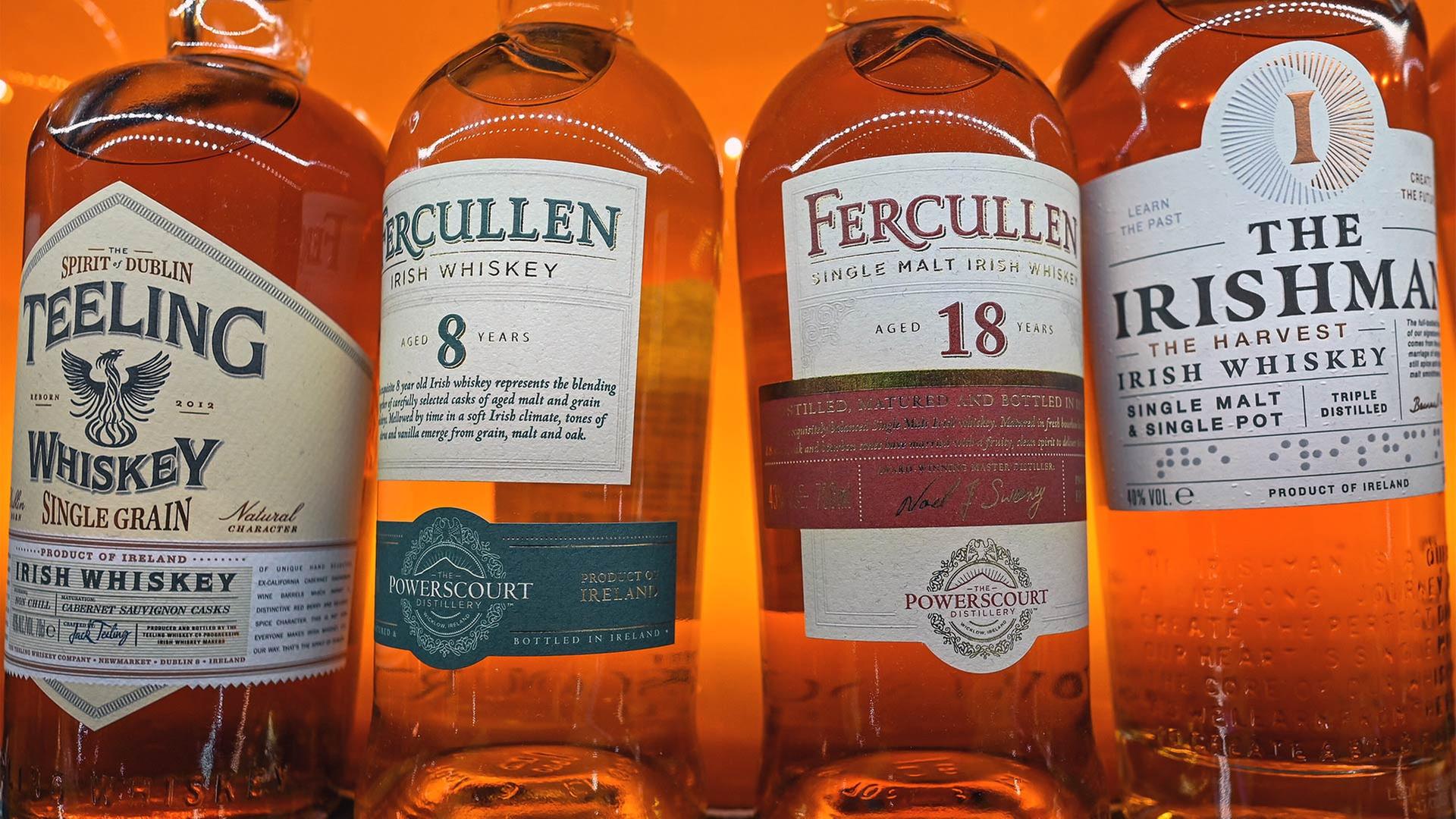 Flaschen mit Whiskey aus Irland. | picture alliance / NurPhoto