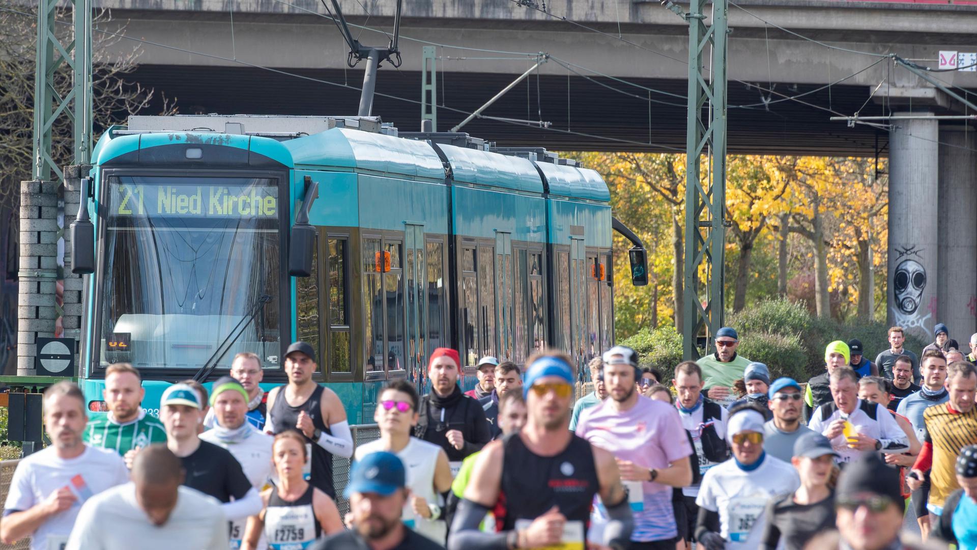 Straßenbahn und Marathonläufer gemeinsam – das ist in Frankfurt nicht überall möglich. | IMAGO / Zoonar