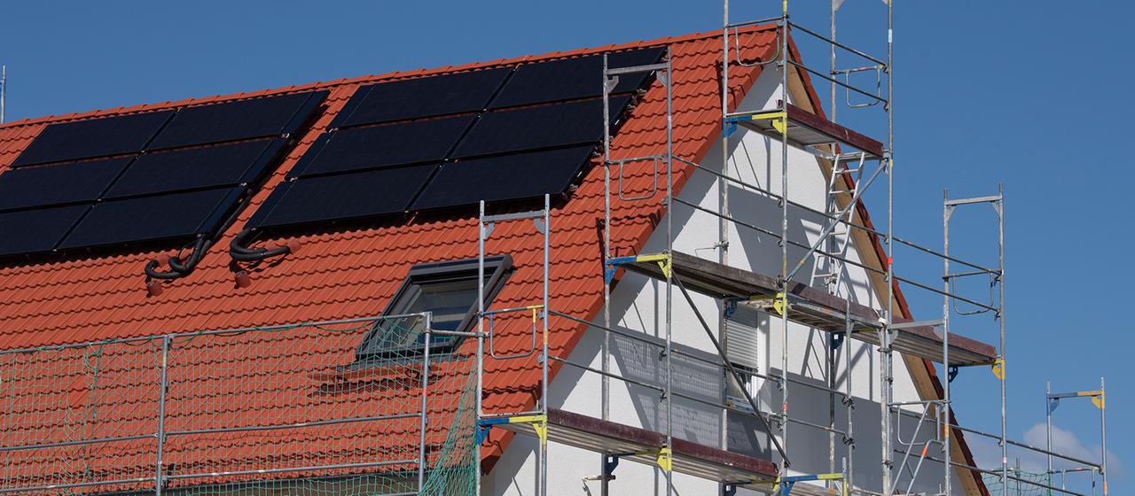 Blick auf ein Haus mit Solardach.