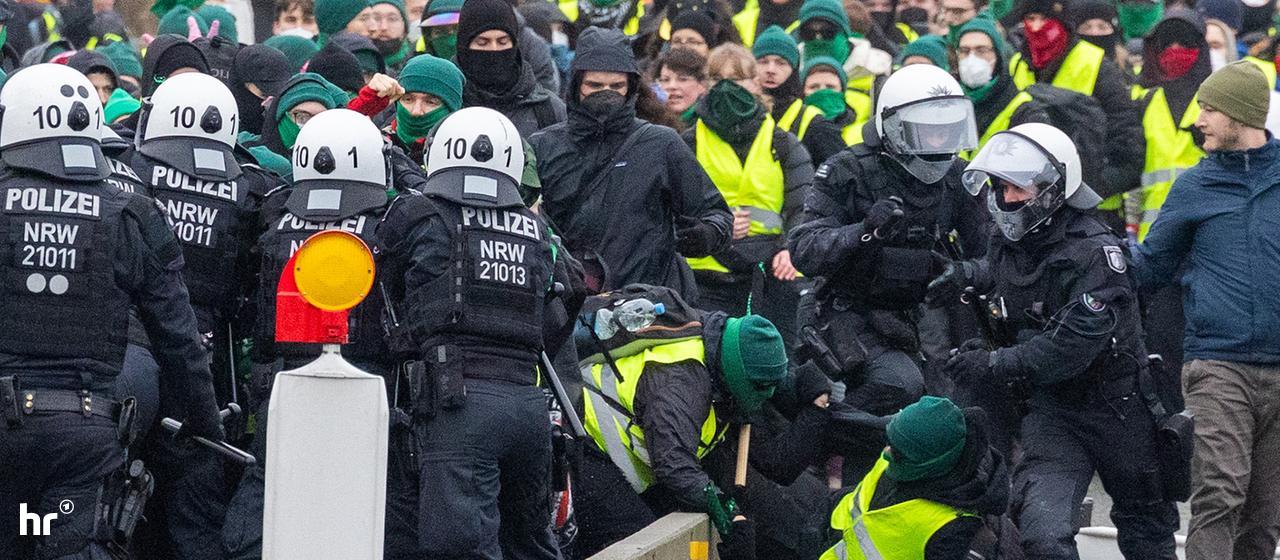 Polizei und Demonstranten treffen auf der B429 nahe der Lahnbrücke aufeinander.