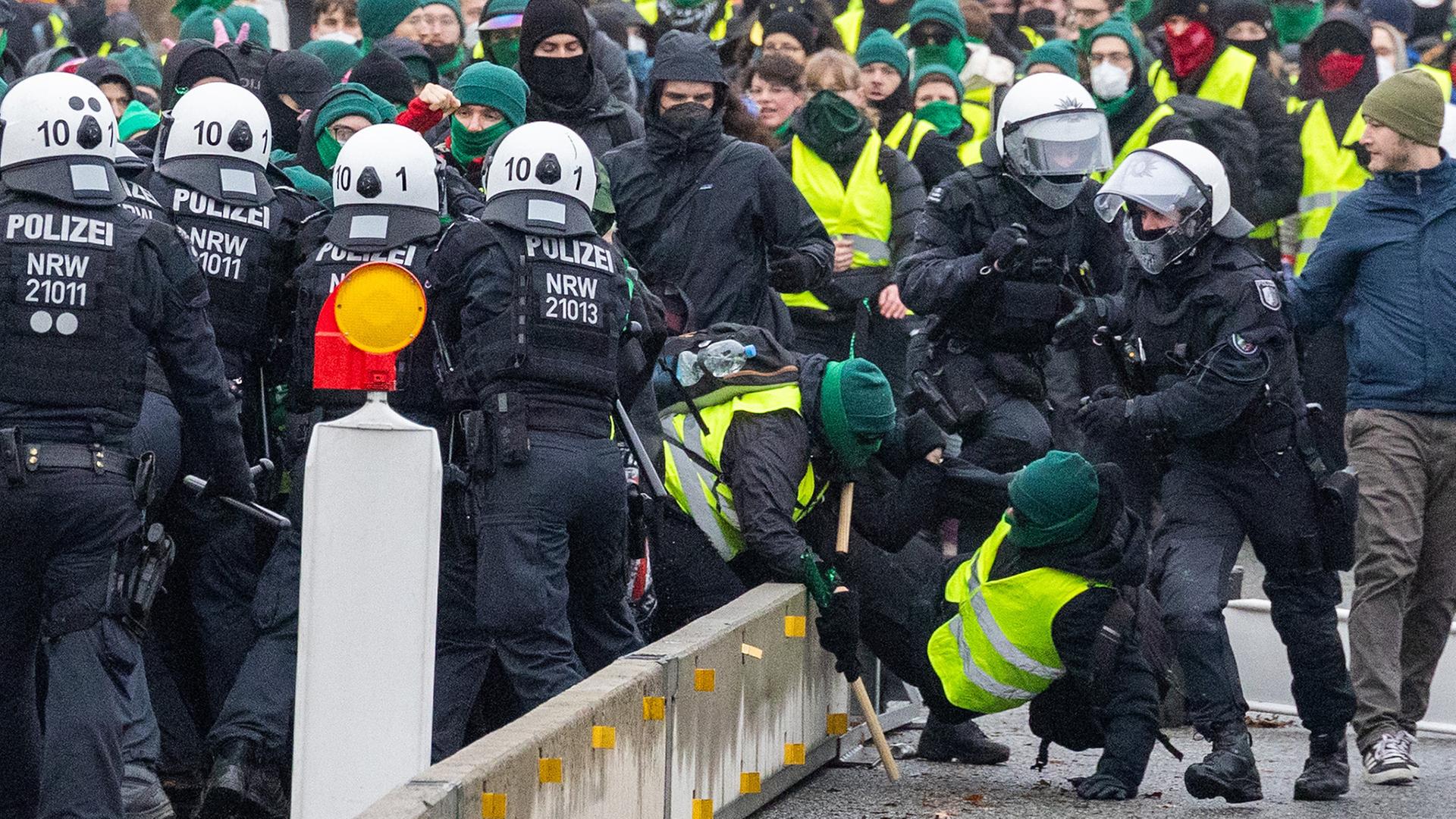 Polizei und Demonstranten treffen auf der B429 nahe der Lahnbrücke aufeinander. | dpa