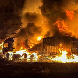 Auf diesem vom ukrainischen Katastrophenschutz zur Verfügung gestellten Foto stehen Fahrzeuge nach einem russischen Angriff in Flammen.
