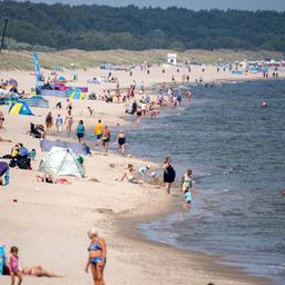 Menschen am Strand von Zinnowitz.
