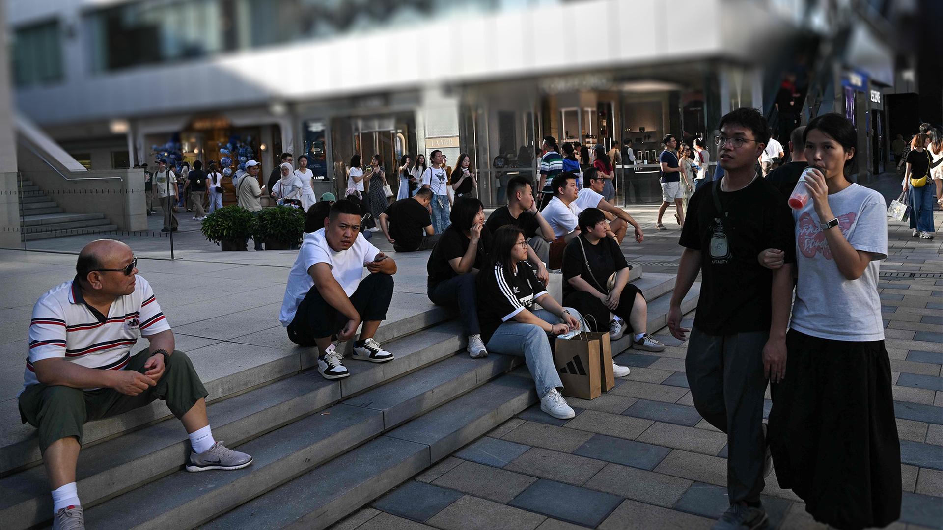 Menschen in einer Einkaufpassage in Peking | AFP