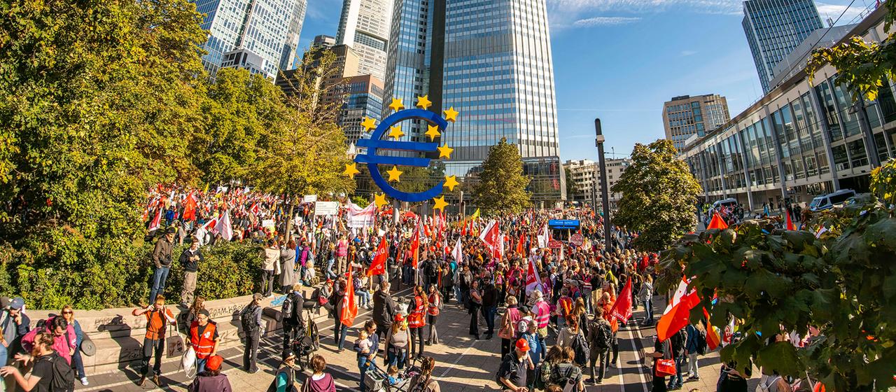Menschen nehmen an einer DGB-Protestaktion in Frankfurt am Main teil.