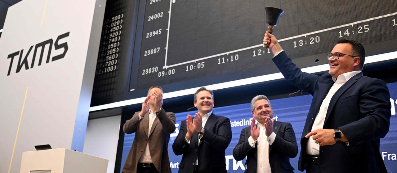 Oliver Burkhard läutet die Glocke an der Frankfurter Börse zum Börsengang von TKMS. | AFP Oliver Burkhard läutet die Glocke an der Frankfurter Börse zum Börsengang von TKMS.