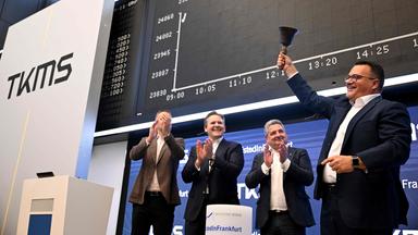 Oliver Burkhard läutet die Glocke an der Frankfurter Börse zum Börsengang von TKMS.