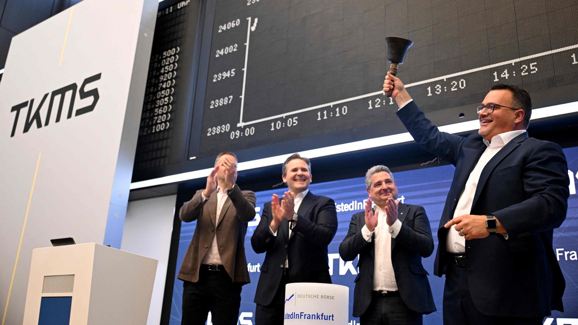 Oliver Burkhard läutet die Glocke an der Frankfurter Börse zum Börsengang von TKMS. | AFP