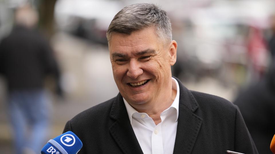 Zoran Milanovic spricht zu Reportern über die Parlamentswahl in Kroatien.