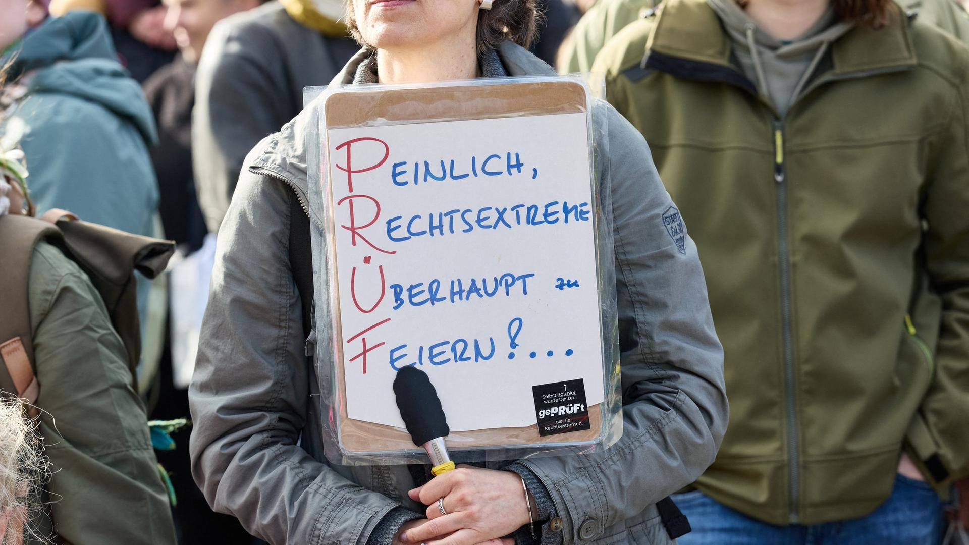 Eine Demonstrantin hält während der PRÜF-Demonstration gegen Rechtsextremismus auf dem Jungfernstieg ein Transparent mit der Aufschrift 