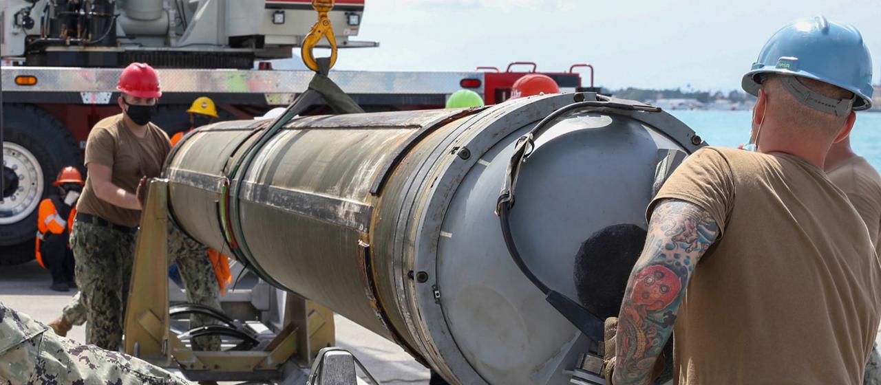 Auf diesem von der Marine der USA zur Verfügung gestellten Bild entladen Matrosen des U-Boot-Tenders USS Emory S. Land (AS 39), Abteilung Waffenhandhabung, eine Tomahawk-Rakete vom Schnellangriffs-U-Boot USS Asheville (SSN 758) der Los Angeles-Klasse. 