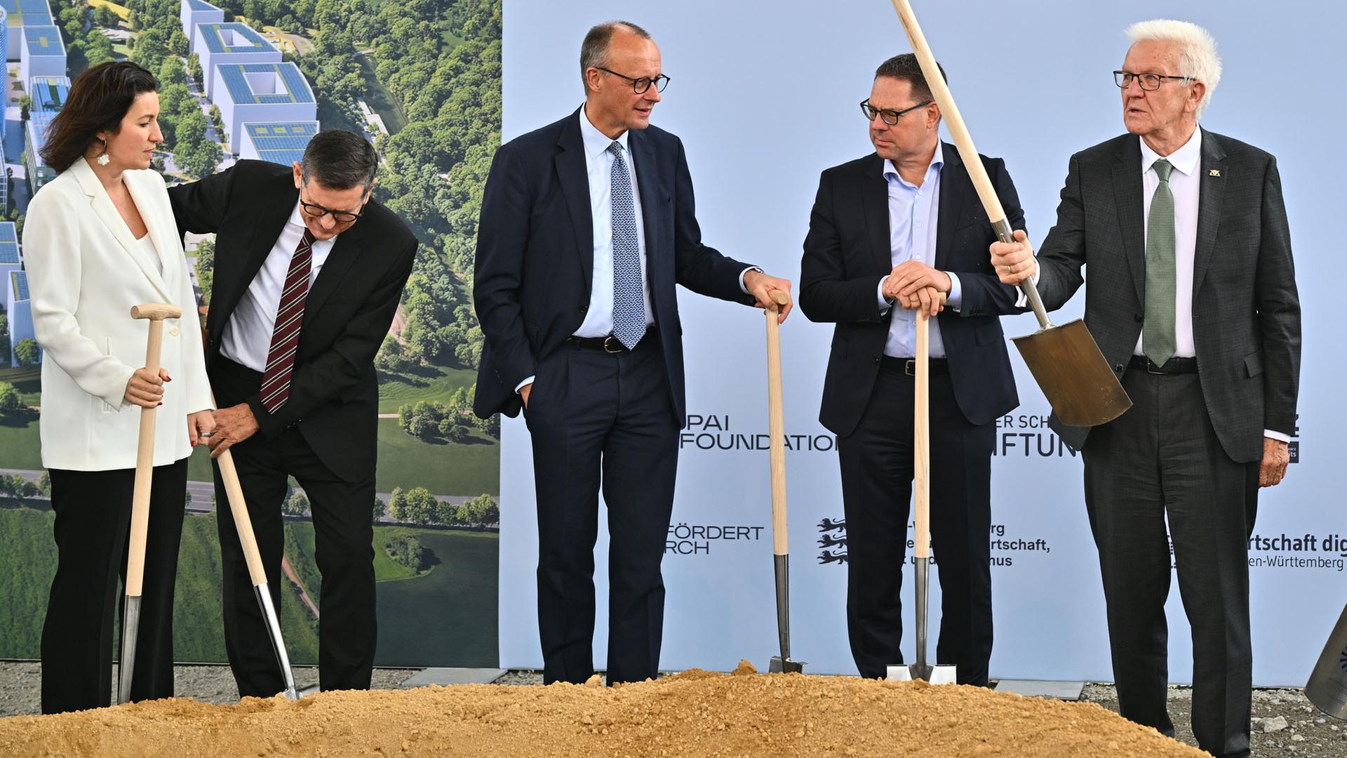 Dorothee Bär, Reinhold Geilsdörfer, Friedrich Merz, Gerd Chrzanowski und Winfried Kretschmann beim Spatenstich zum IPAI Campus in Heilbronn. | dpa