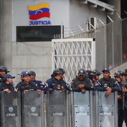 Venezolanische Polizisten bewachen ein Gefängnis.