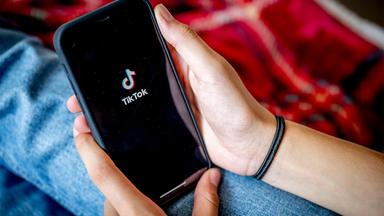 TikTok-Logo auf einem Smartphonebildschirm.