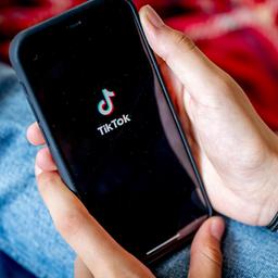 TikTok-Logo auf einem Smartphonebildschirm.