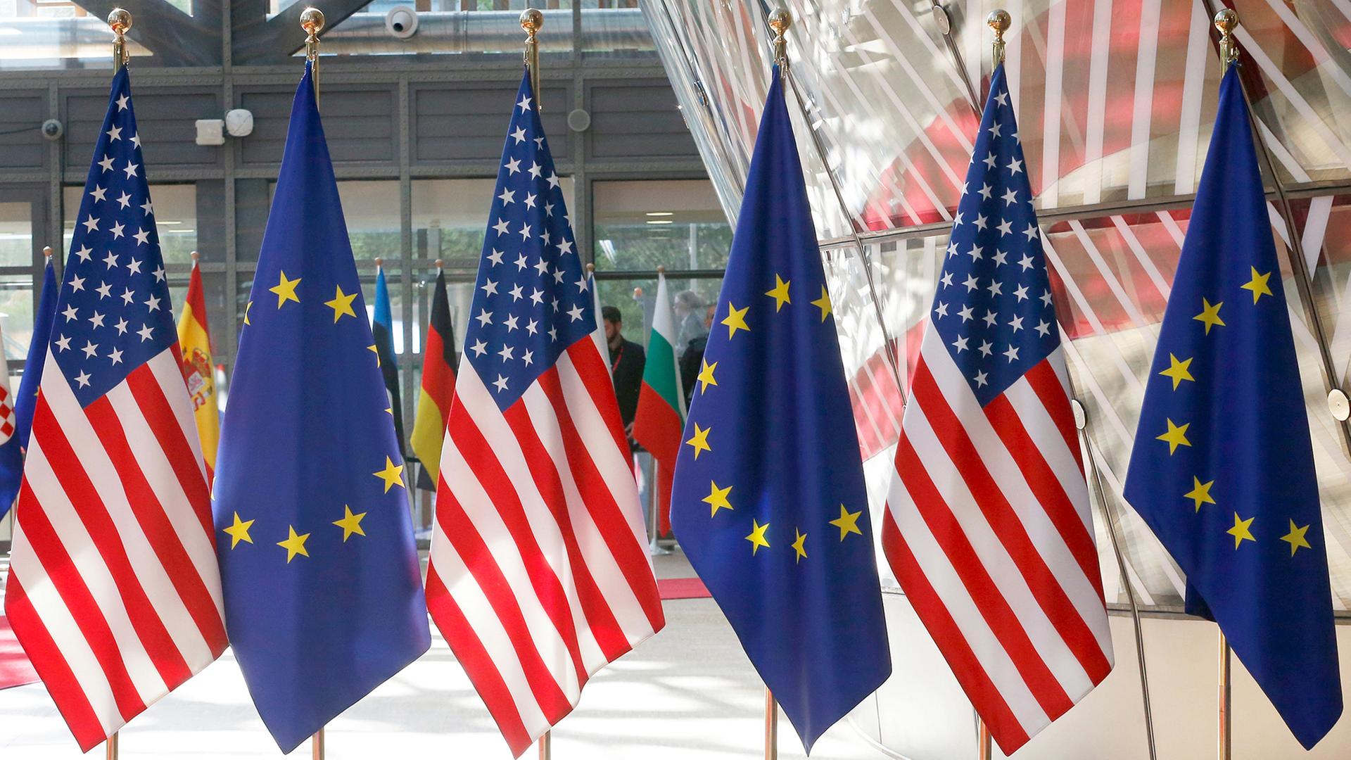 EU-Flaggen und amerikanische Flaggen. | dpa