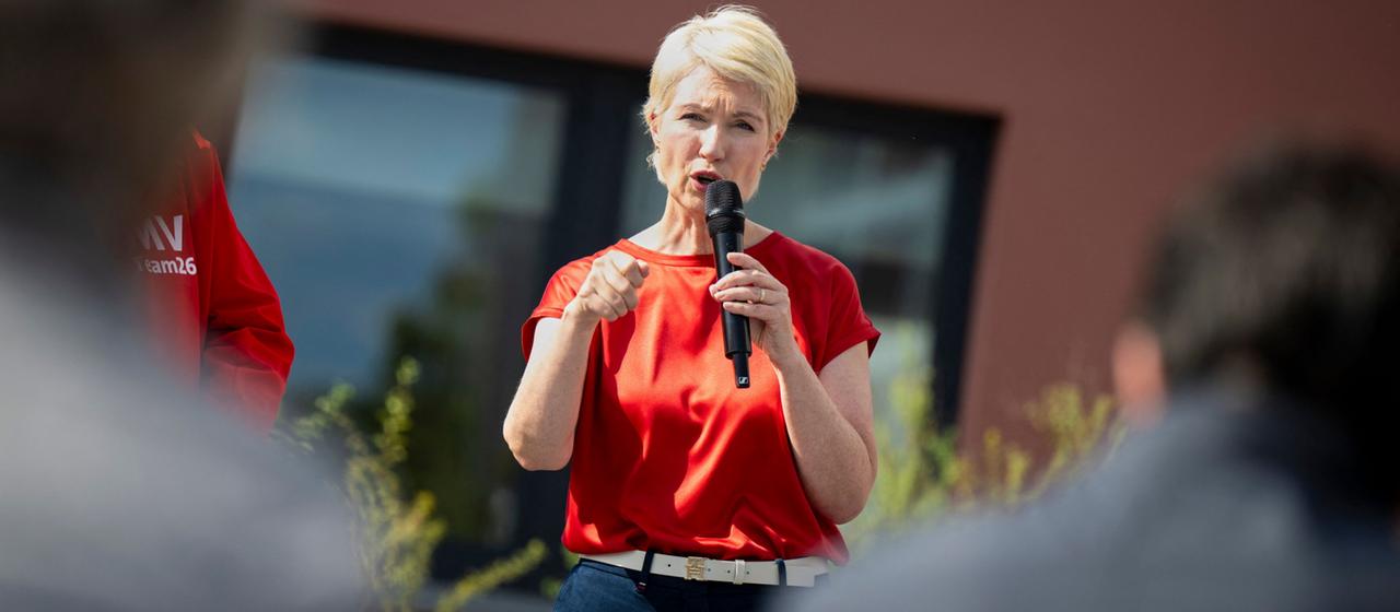 Manuela Schwesig spricht bei einem Wahlkampftermin mit Bürgern.