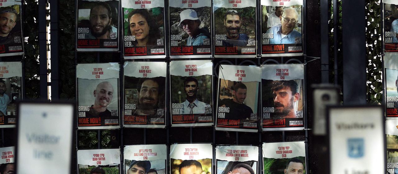 Plakate mit Fotos von israelischen Geiseln, die in Gaza festgehalten werden. | Getty Images via AFP Plakate mit Fotos von israelischen Geiseln, die in Gaza festgehalten werden.