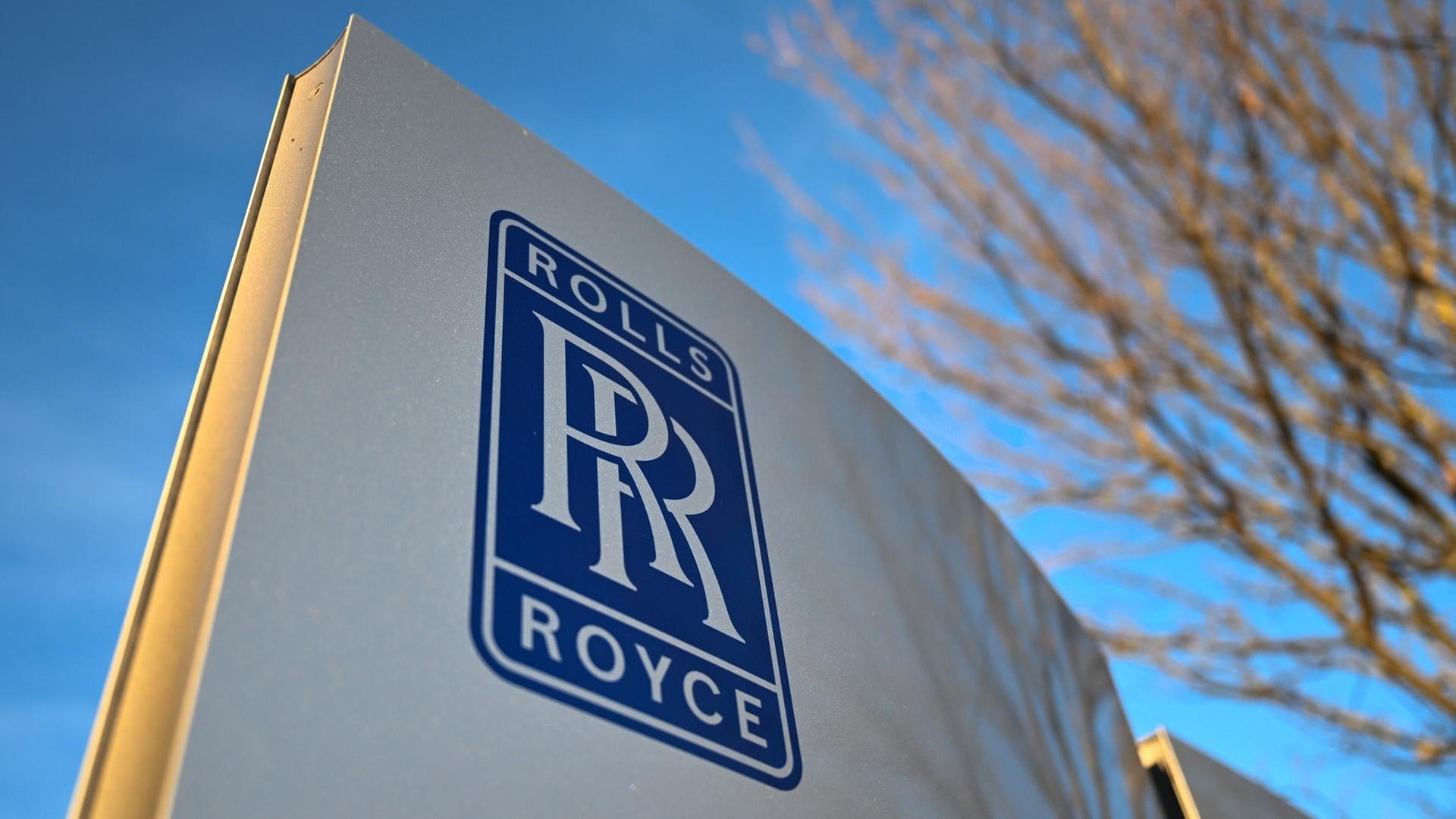 Das Firmenlogo auf einer Stehle vor einem Werk in Friedrichshafen: Bald wird ein weiteres Werk gebaut. | dpa Bildfunk, picture alliance/Felix KÃ¤stle