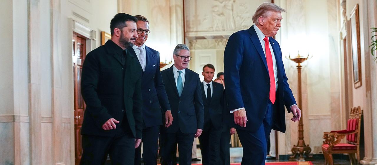 Donald Trump und Wolodymyr Selenskyj gehen vor anderen europäischen Staats- und Regierungschefs. | EPA Donald Trump und Wolodymyr Selenskyj gehen vor anderen europäischen Staats- und Regierungschefs.