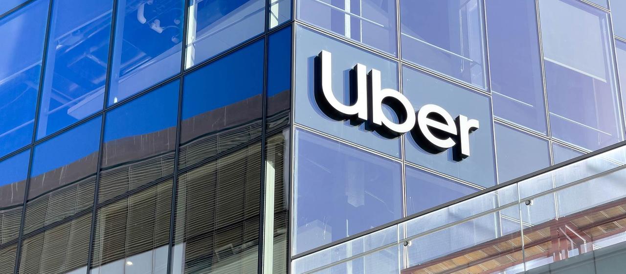 Das Uber Logo an der Fassade der Zentrale in San Francisco, USA.