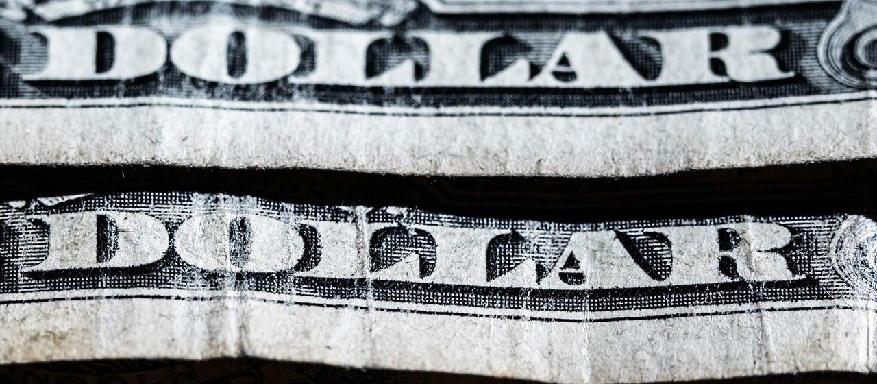 Die Aufschrift "Dollar" auf Dollarscheinen.