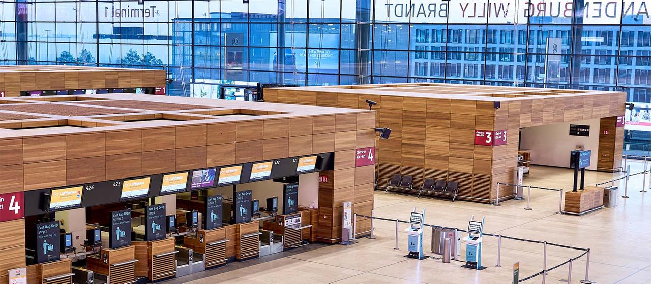 Menschenleerer Terminal am Flughafen BER, aufgrund eines Verdi-Warnstreiks.