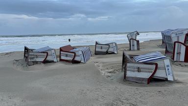 Sturmböen haben auf der ostfriesischen Insel Norderney Strandkörbe umgeworfen.
