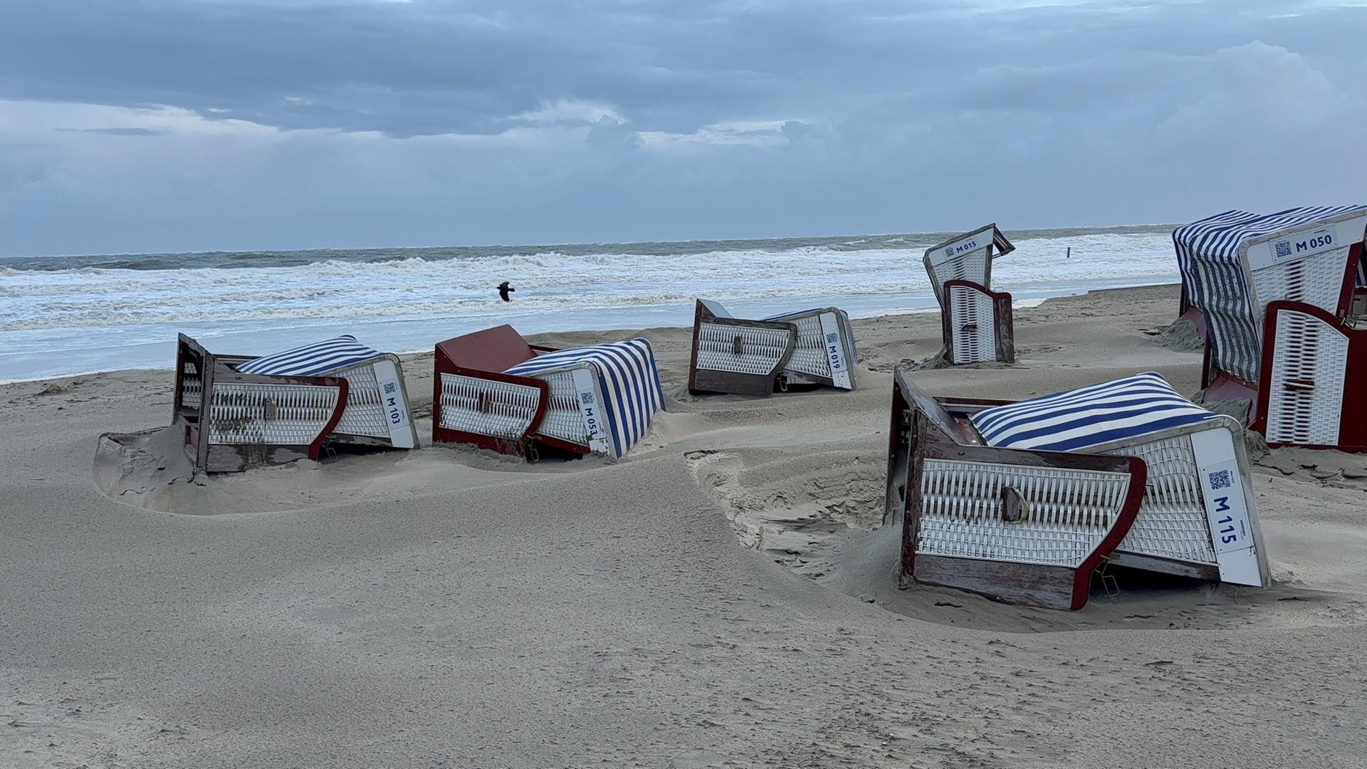 Sturmböen haben auf der ostfriesischen Insel Norderney Strandkörbe umgeworfen. | dpa