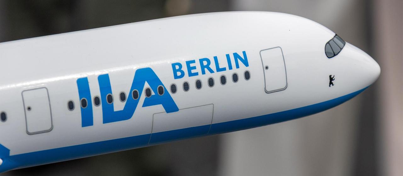Das Logo der ILA Berlin 2026 auf einem Flugzeugmodell.