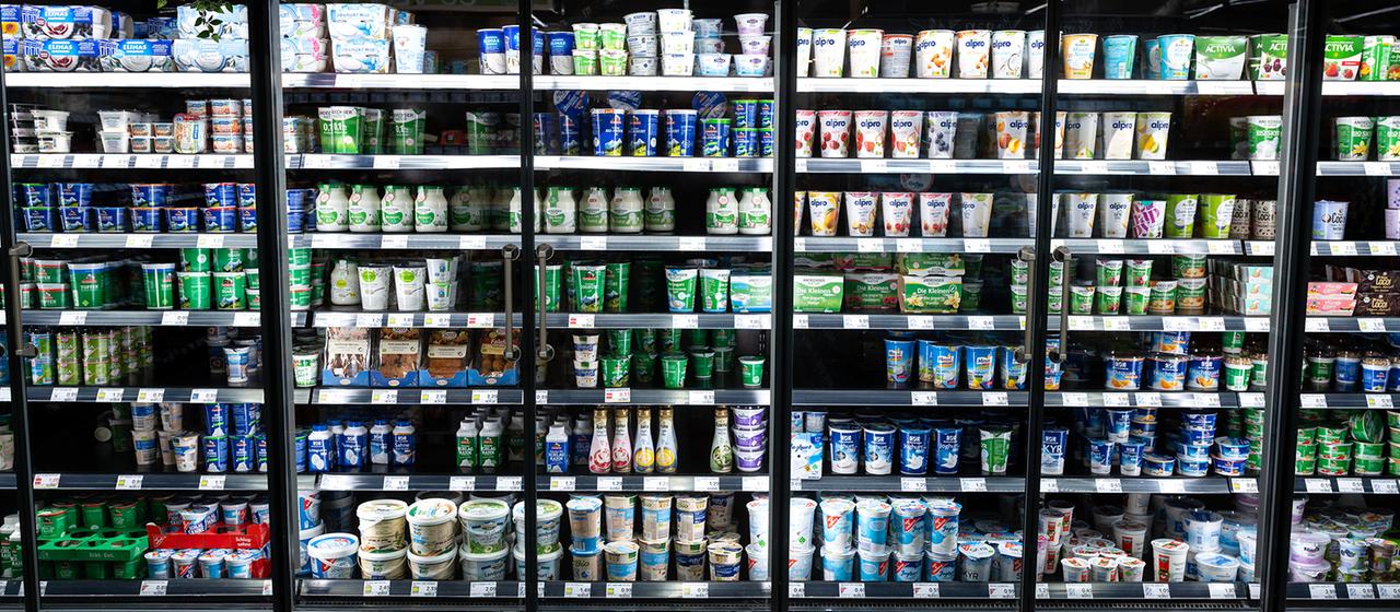 Verschiedene Milchprodukte stehen in Kühlschränken in einem Supermarkt.