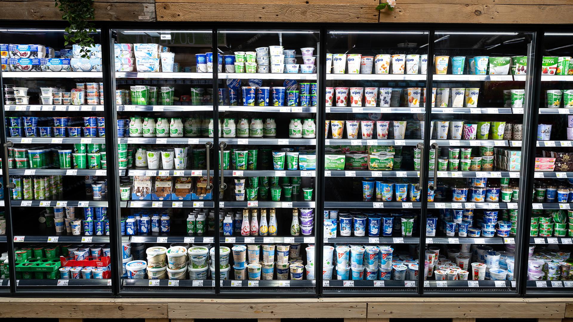 Verschiedene Milchprodukte stehen in Kühlschränken in einem Supermarkt.  | dpa