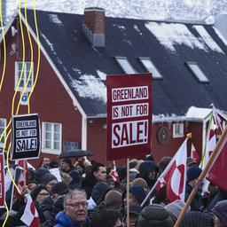 Menschen protestieren gegen die Grönlandpläne von US-Präsident Trump vor dem US-Konsulat.